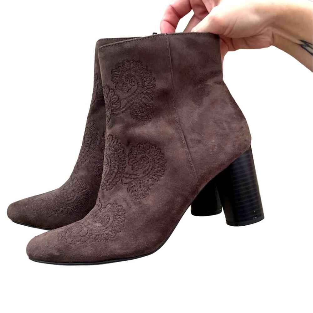 Embroidered Chocolate Brown Vegan Suede Side Zip Ankle Boots 8.5 Andrew Geller